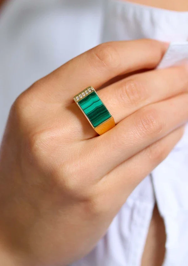 Bague plaqué or et pierre Malachite rectangle I Augustine – Image 6