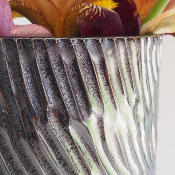 Grand vase unique fait-main en porcelaine effet rayures – Image 4