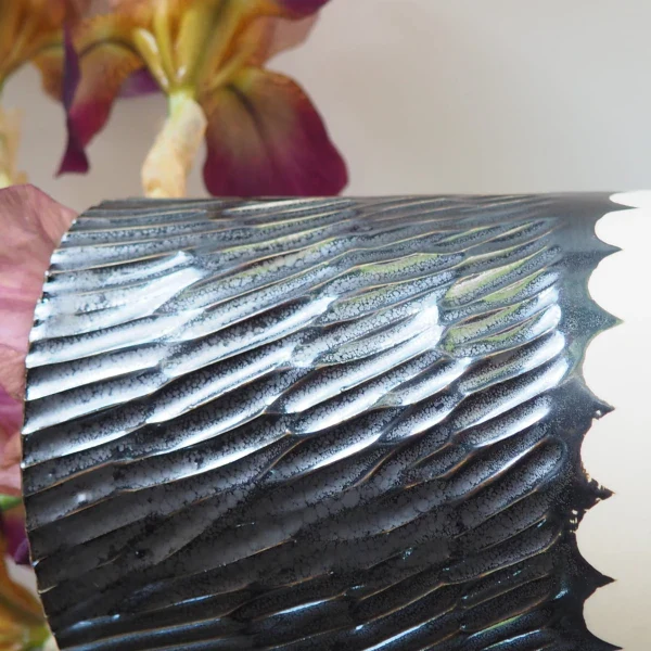 Grand vase unique fait-main en porcelaine effet rayures – Image 5