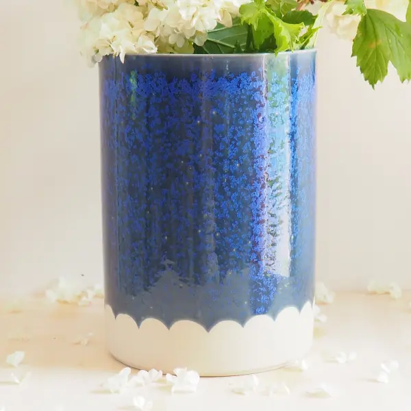 Grand vase fait-main coulant en céramique bleu klein