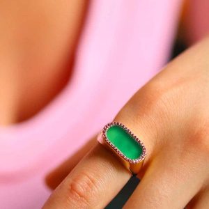 Bague dorée avec une pierre onyx vert - Ernestine