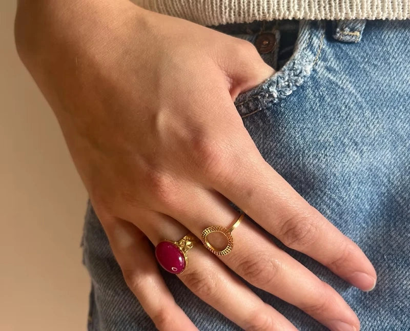 Bague doré en pierre de cristal rose - Mallory – Image 2