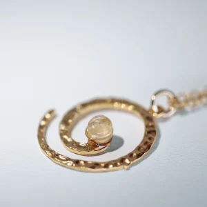 Collier artisanal en spirale martelée avec pierre fine