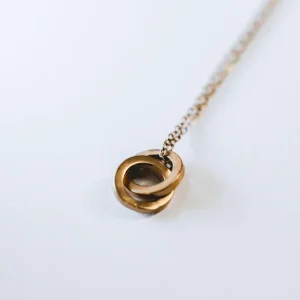 Collier court en chaîne délicate avec pendentif cercles entrelacés