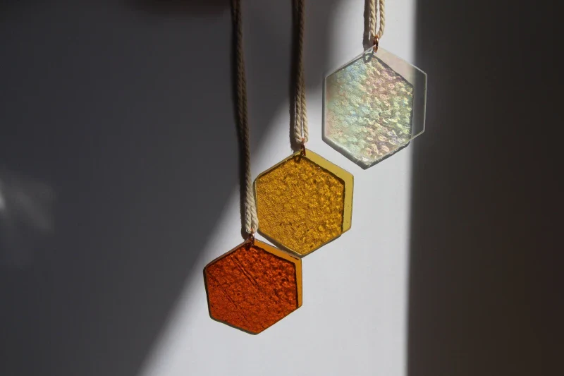 Attrape soleil fabriqué à la main en verre cathédrale et verre irisé