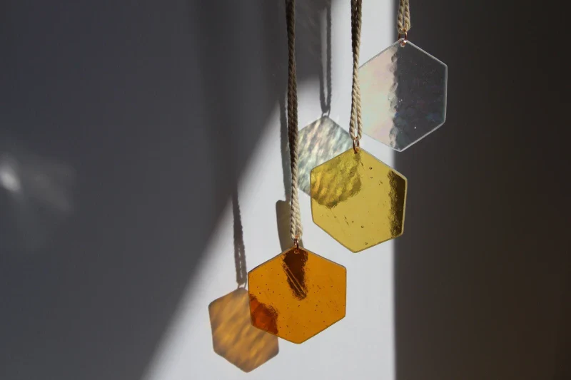 Attrape soleil fabriqué à la main en verre cathédrale et verre irisé – Image 3