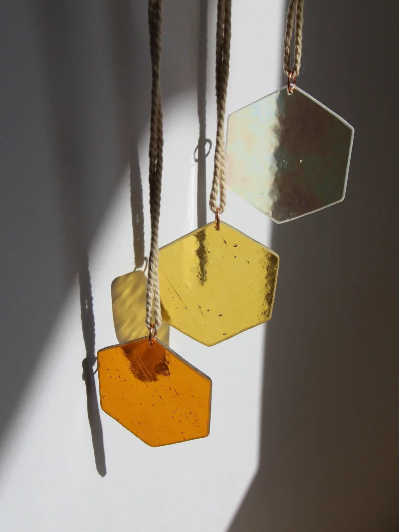 Attrape soleil fabriqué à la main en verre cathédrale et verre irisé – Image 4