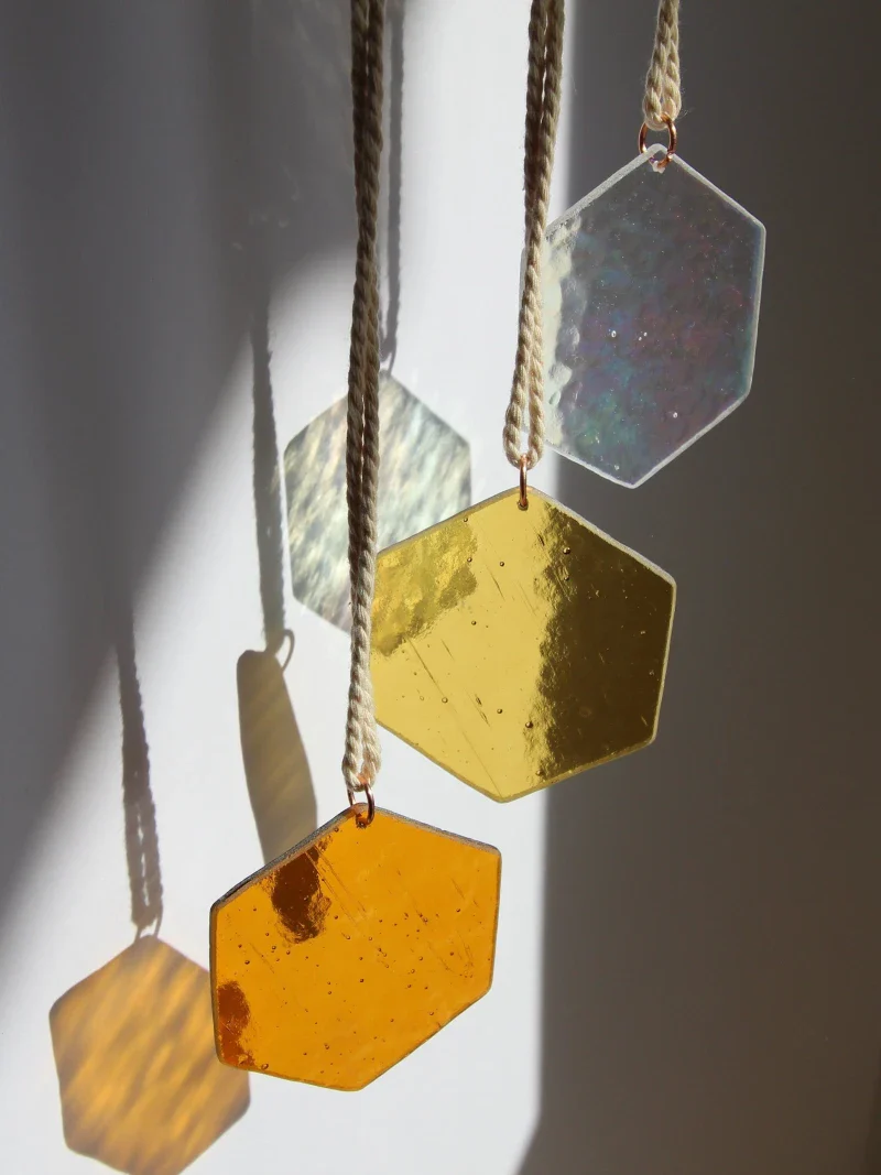 Attrape soleil fabriqué à la main en verre cathédrale et verre irisé – Image 5