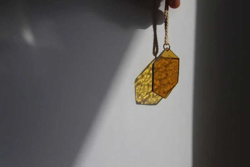 Attrape soleil fabriqué à la main en verre cathédrale et verre irisé – Image 6