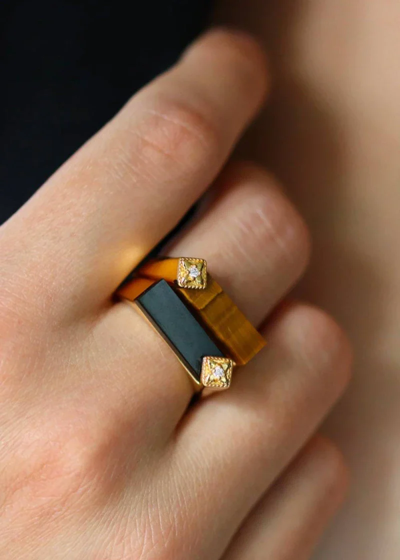 Bague plaqué or et Oeil de tigre rectangle I Louisette – Image 2