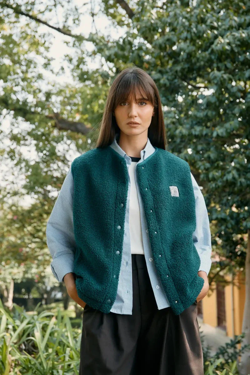 Veste polaire végane sans manche sherpa vert forêt – Image 3