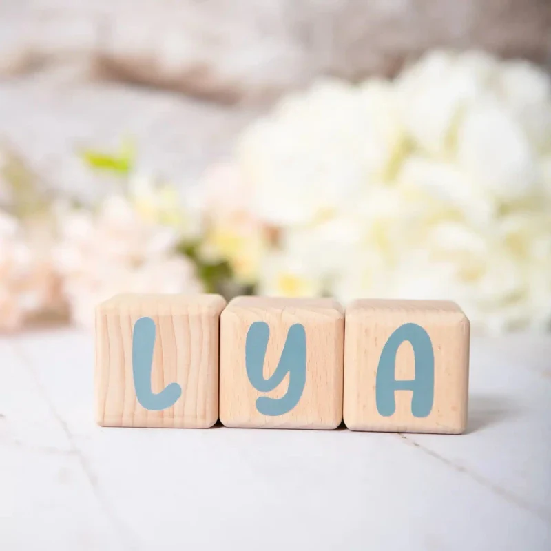 Alphacubes en bois lot de 3 de 5cm x 5cm avec 47 Stickers Gris – Image 2