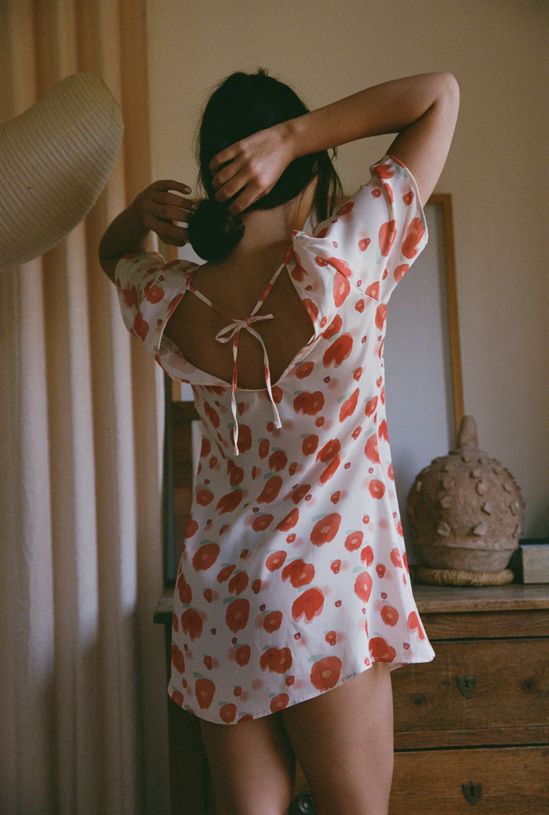 Robe courte Laura - Imprimé Fleurs rouges – Image 3