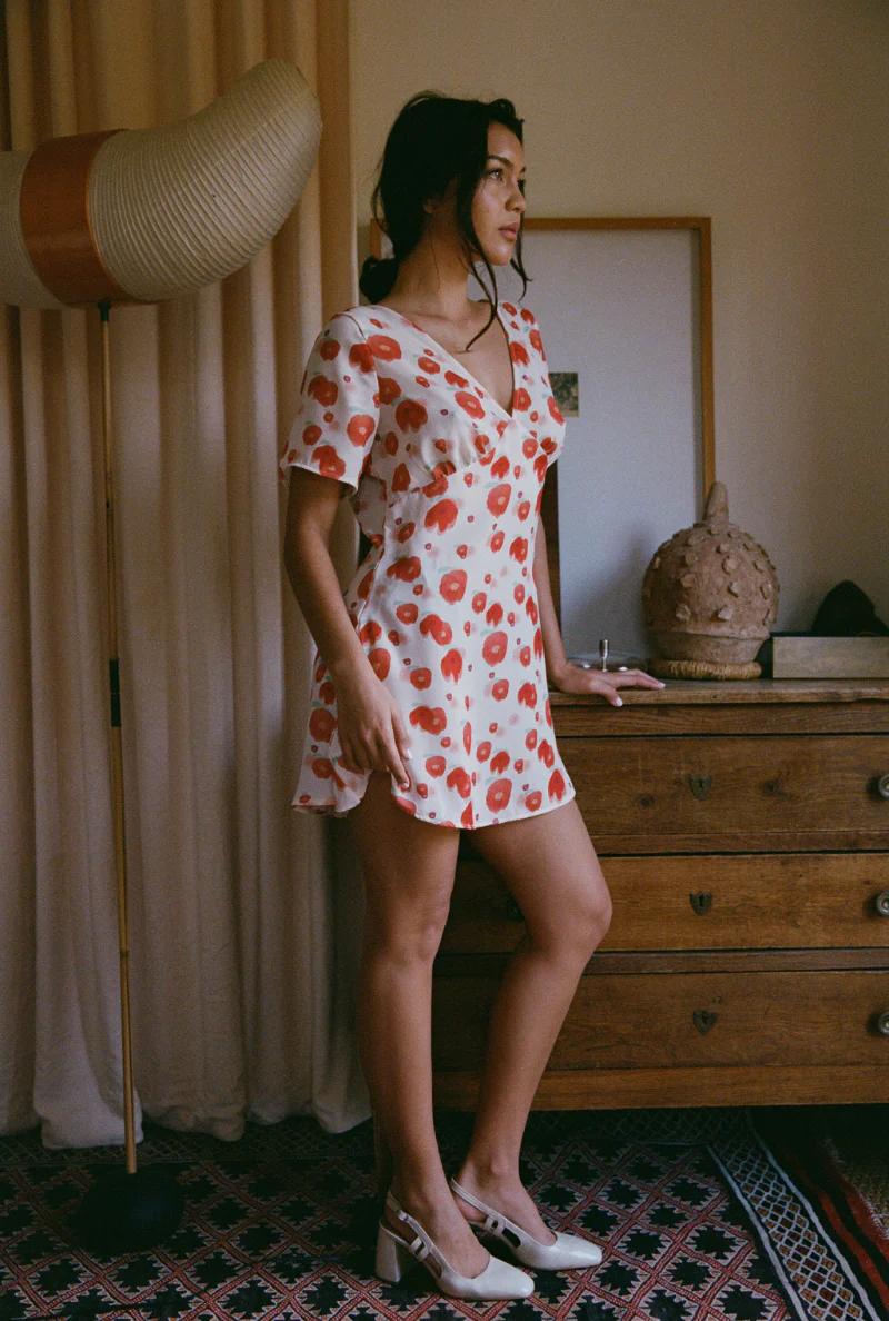 Robe courte Laura - Imprimé Fleurs rouges – Image 4