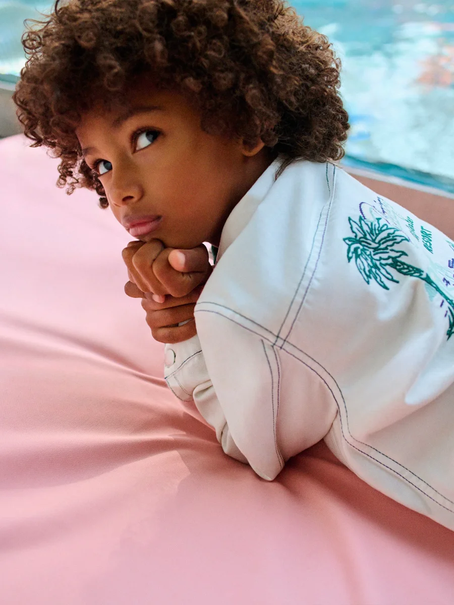 Veste en denim Leddis avec surpiqûres contrastées en coton biologique – Image 2