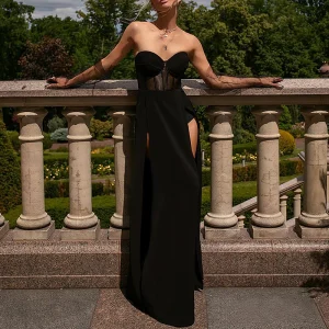 Robe corset longue ouverte sur les jambes